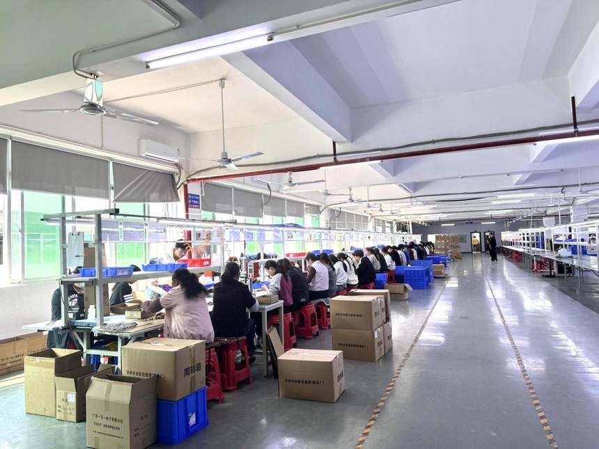 Entrepôt de l'usine avec les cartons prêts à l'expédition